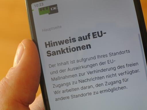Ein Bildschirm, auf dem RT DE über die Einschränkungen der EU informiert

