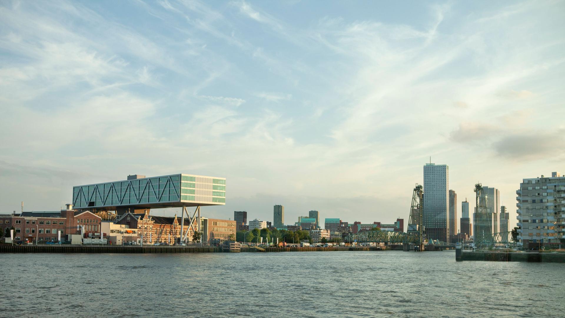 Rotterdam, die Maas mit städtischen Gebäuden im Hintergrundde.