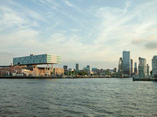Rotterdam, die Maas mit städtischen Gebäuden im Hintergrundde.