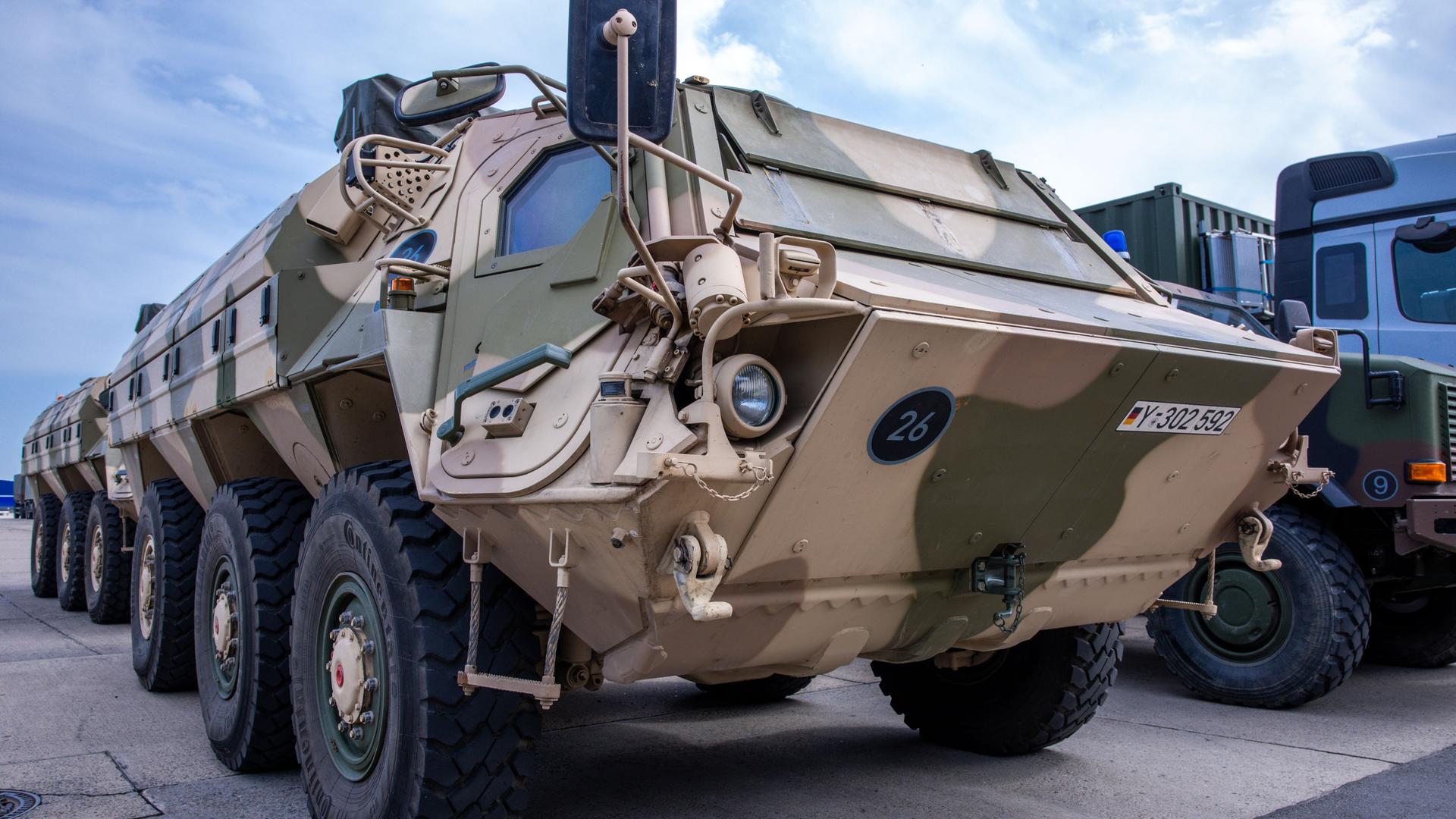 Ein Fuchs 2 Transportpanzer (Hersteller Rheinmetall) der Bundeswehr wird im Rahmen der Bundeswehrübung Quadriga 24 im Seehafen für die spätere Verladung auf ein Fährschiff vorbereitet. Ein Fuchs 2 Transportpanzer (Hersteller Rheinmetall) der Bundeswehr wird im Rahmen der Bundeswehrübung Quadriga 24 im Seehafen für die spätere Verladung auf ein Fährschiff vorbereitet.