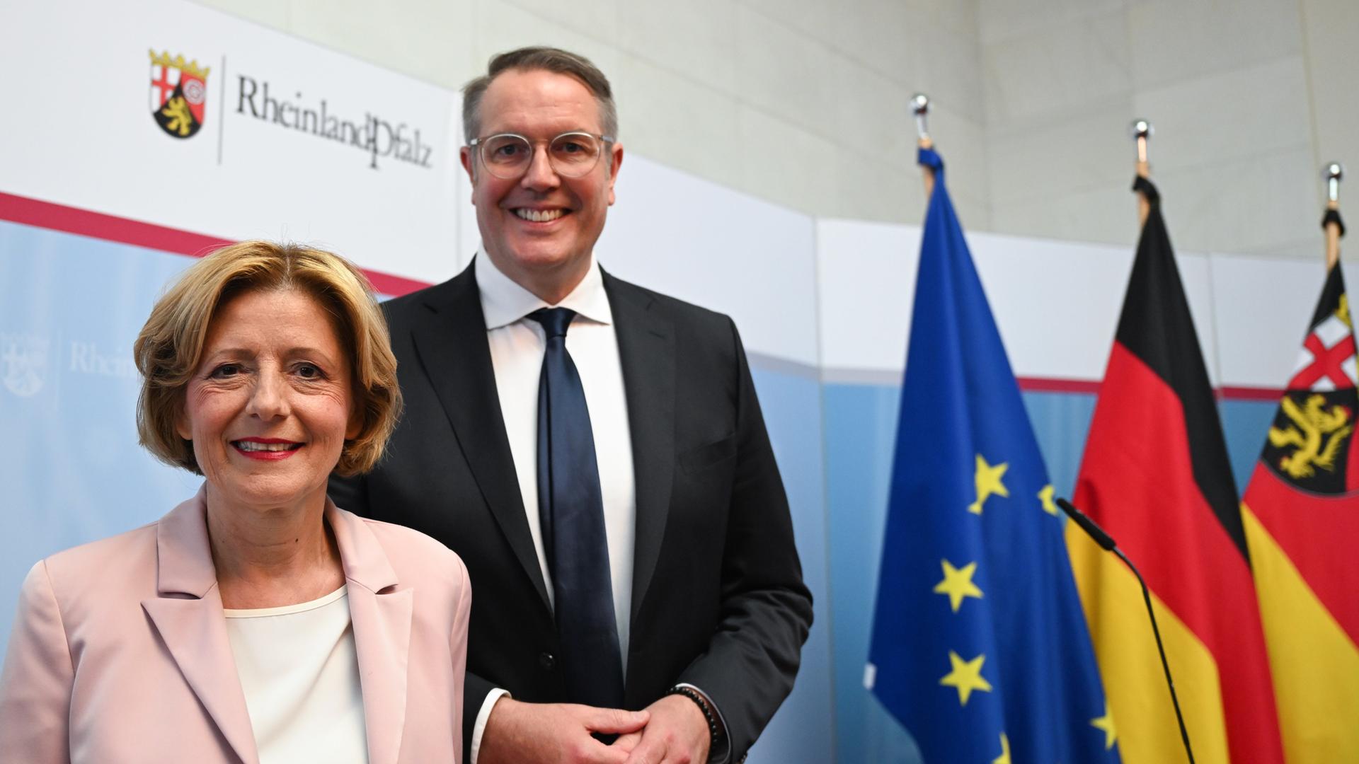 Rheinland-Pfalz, Mainz: Malu Dreyer (SPD), Ministerpräsidentin von Rheinland-Pfalz, und ihr designierter Nachfolger Alexander Schweitzer (SPD), bisheriger Minister für Arbeit und Soziales, Transformation und Digitalisierung, kommen gemeinsam in die Staatskanzlei zu einer Pressekonferenz. Rheinland-Pfalz, Mainz: Malu Dreyer (SPD), Ministerpräsidentin von Rheinland-Pfalz, und ihr designierter Nachfolger Alexander Schweitzer (SPD), bisheriger Minister für Arbeit und Soziales, Transformation und Digitalisierung, kommen gemeinsam in die Staatskanzlei zu einer Pressekonferenz.