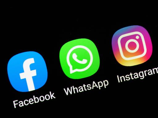 Auf einem schwarzen Hintergrund sind die App-Icons für sie Social-Media-Plattformen Instagram, Facebook und den Messenger Whatsapp zu sehen. 