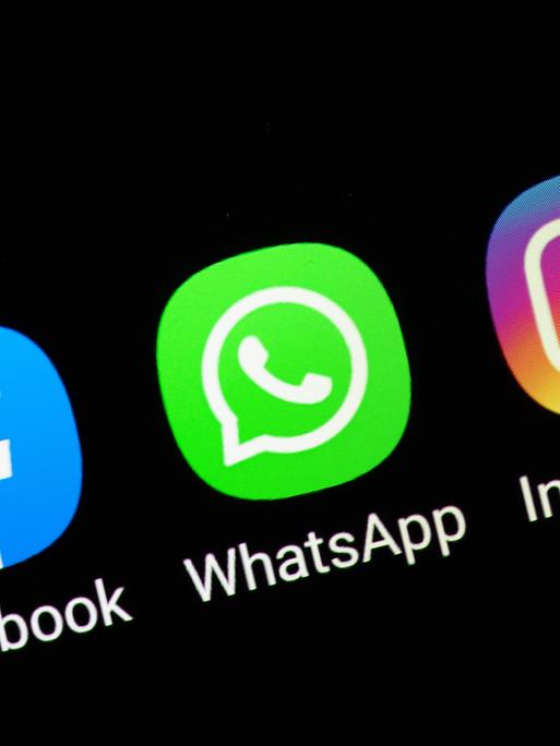 Auf einem schwarzen Hintergrund sind die App-Icons für sie Social-Media-Plattformen Instagram, Facebook und den Messenger Whatsapp zu sehen. 