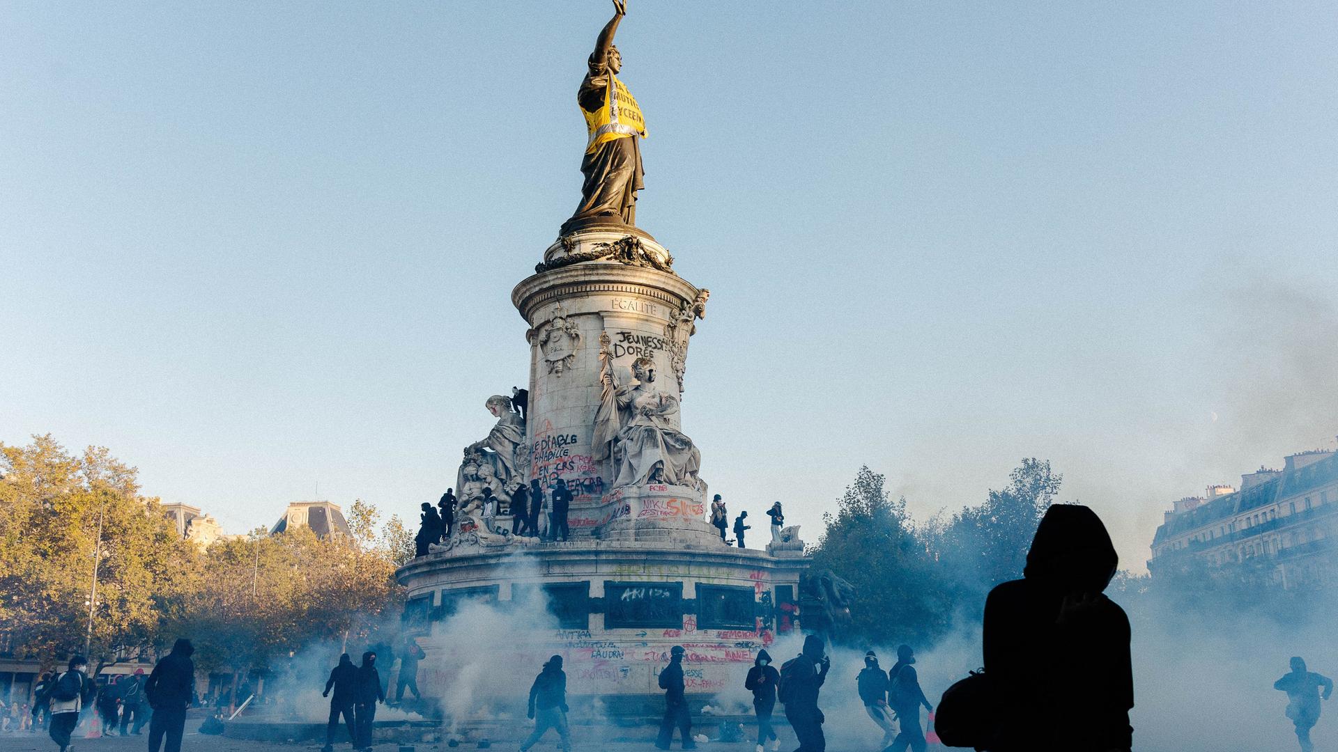 Paris: Am Platz der Republik sind vermummte junge Menschen zu sehen.