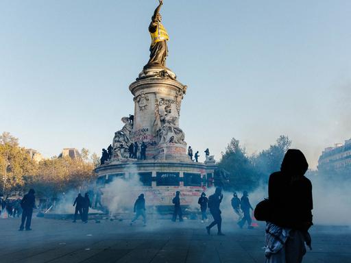 Paris: Am Platz der Republik sind vermummte junge Menschen zu sehen.
