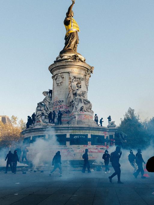 Paris: Am Platz der Republik sind vermummte junge Menschen zu sehen. Paris: Am Platz der Republik sind vermummte junge Menschen zu sehen.