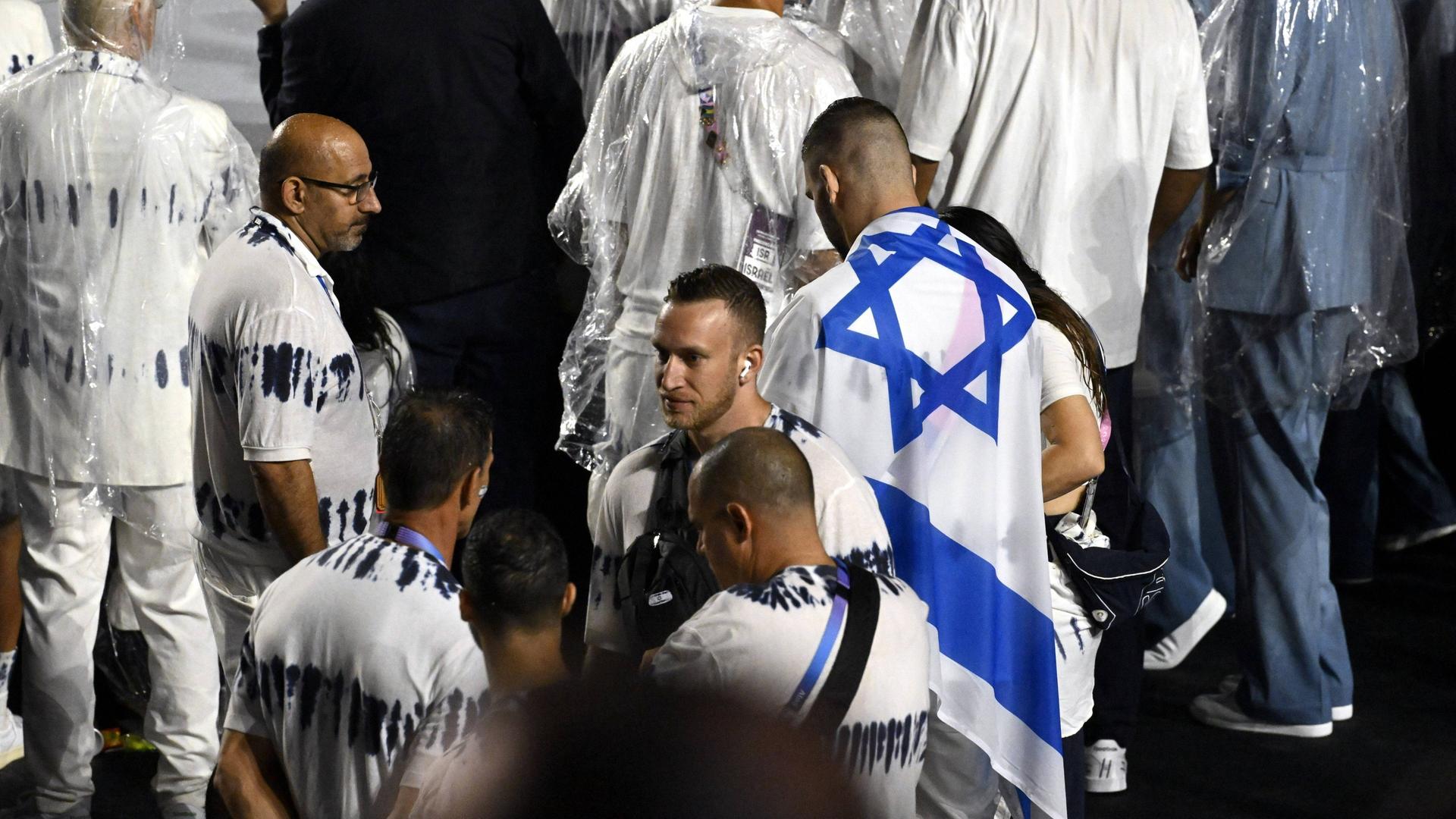 Mitglieder der israelischen Mannschaft nehmen an der Eröffnungsfeier der Olympischen Sommerspiele in Paris teil.