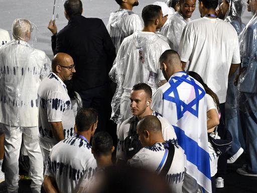 Mitglieder der israelischen Mannschaft nehmen an der Eröffnungsfeier der Olympischen Sommerspiele in Paris teil.