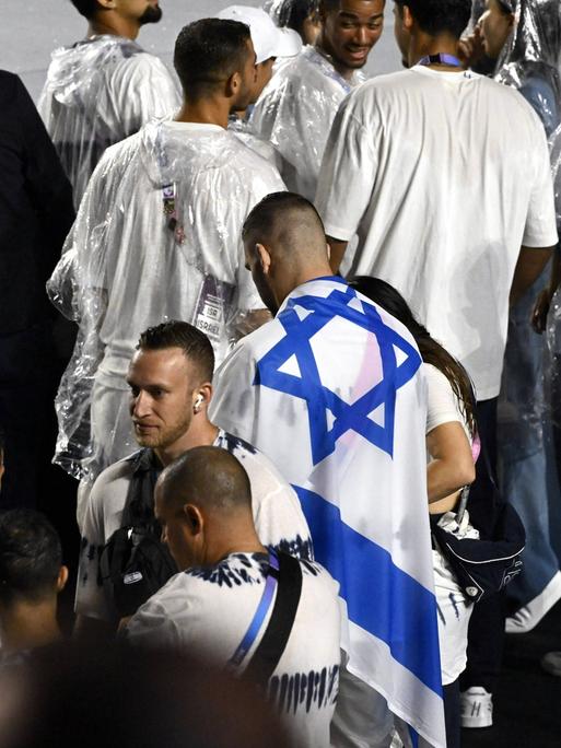 Mitglieder der israelischen Mannschaft nehmen an der Eröffnungsfeier der Olympischen Sommerspiele in Paris teil.