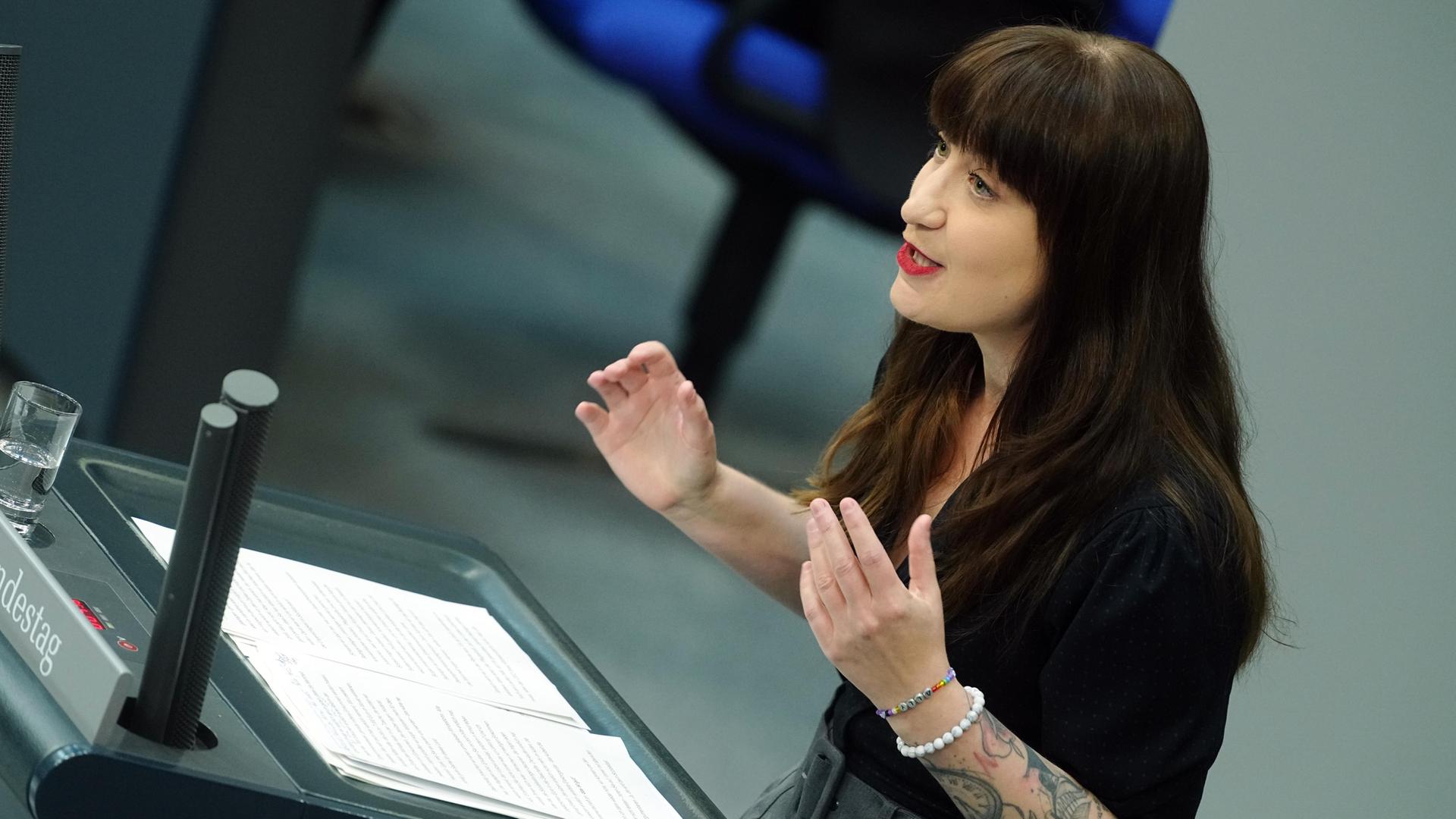 Heidi Reichinnek, Fraktionsvorsitzende der Partei Die Linke, spricht während der Generaldebatte zum Haushalt 2025 im Bundestag.