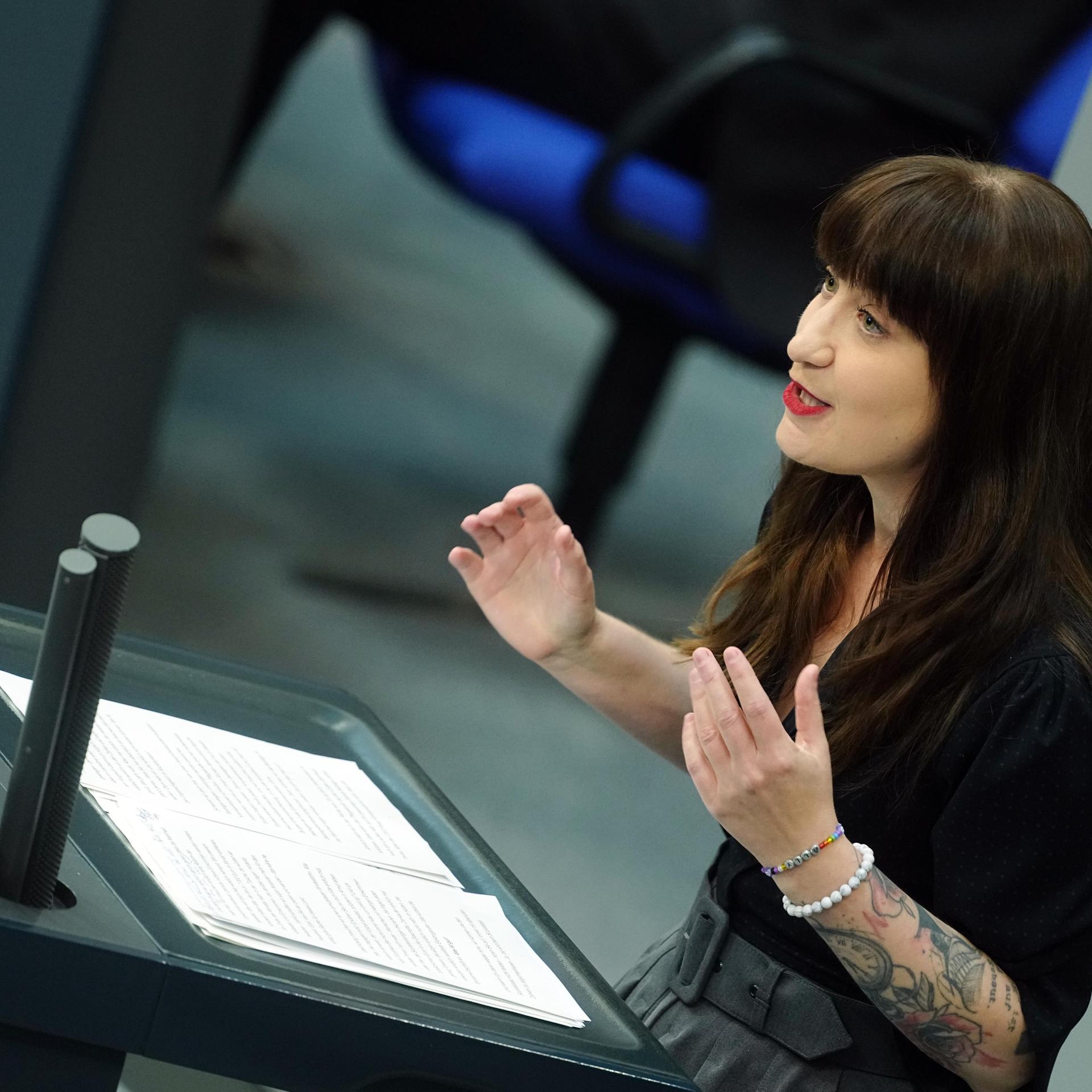 Heidi Reichinnek, Fraktionsvorsitzende der Partei Die Linke, spricht während der Generaldebatte zum Haushalt 2025 im Bundestag.