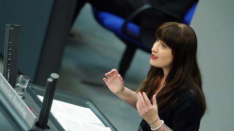 Heidi Reichinnek, Fraktionsvorsitzende der Partei Die Linke, spricht im Bundestag.