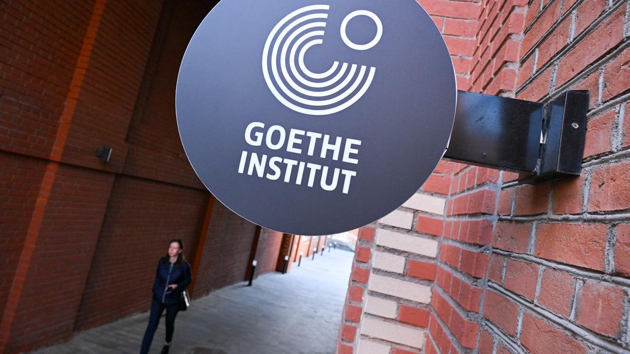 Das Logo des Goethe-Institute ist an einer roten Backsteinwand befestigt.