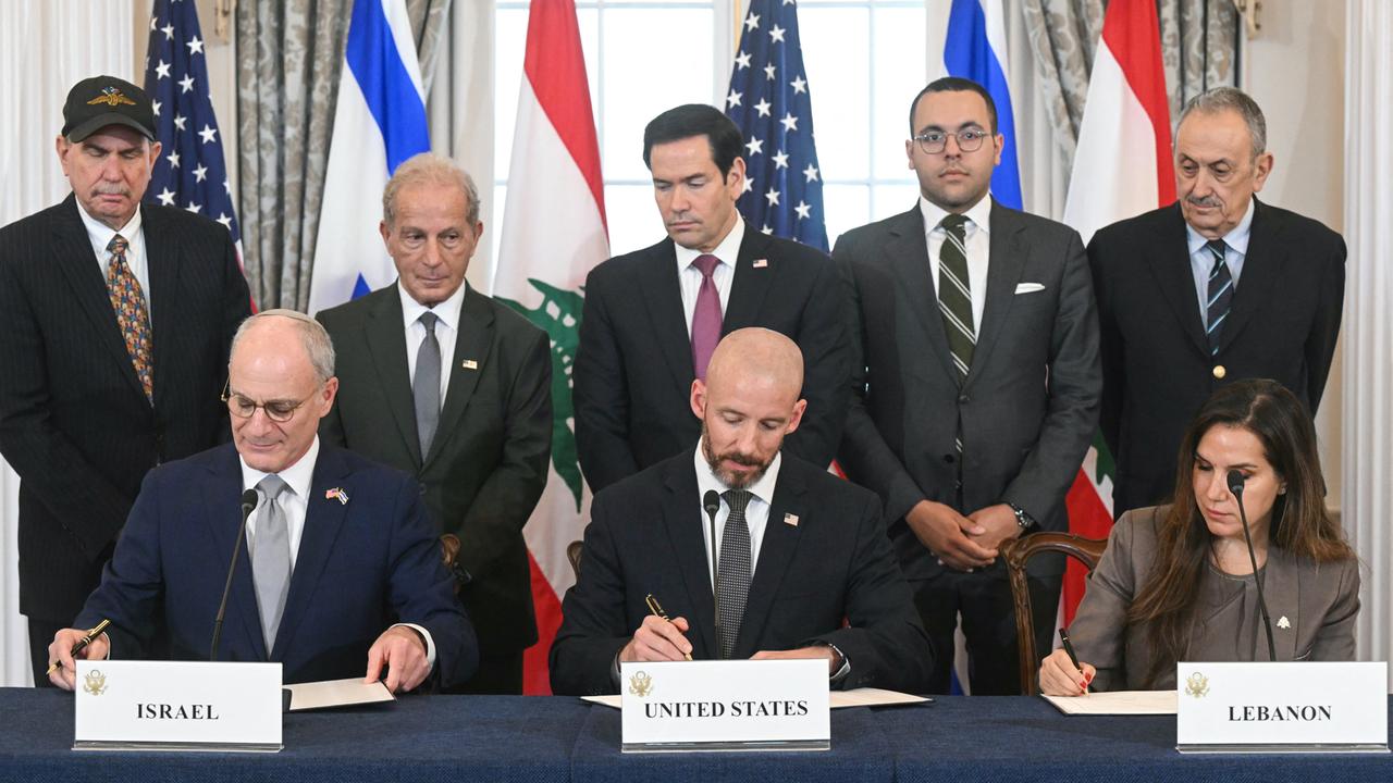 Die Botschafter von Israel und dem Libanon sowei der der Stabschef des US-Außenministeriums unterzeichnen ein Abkommen. 