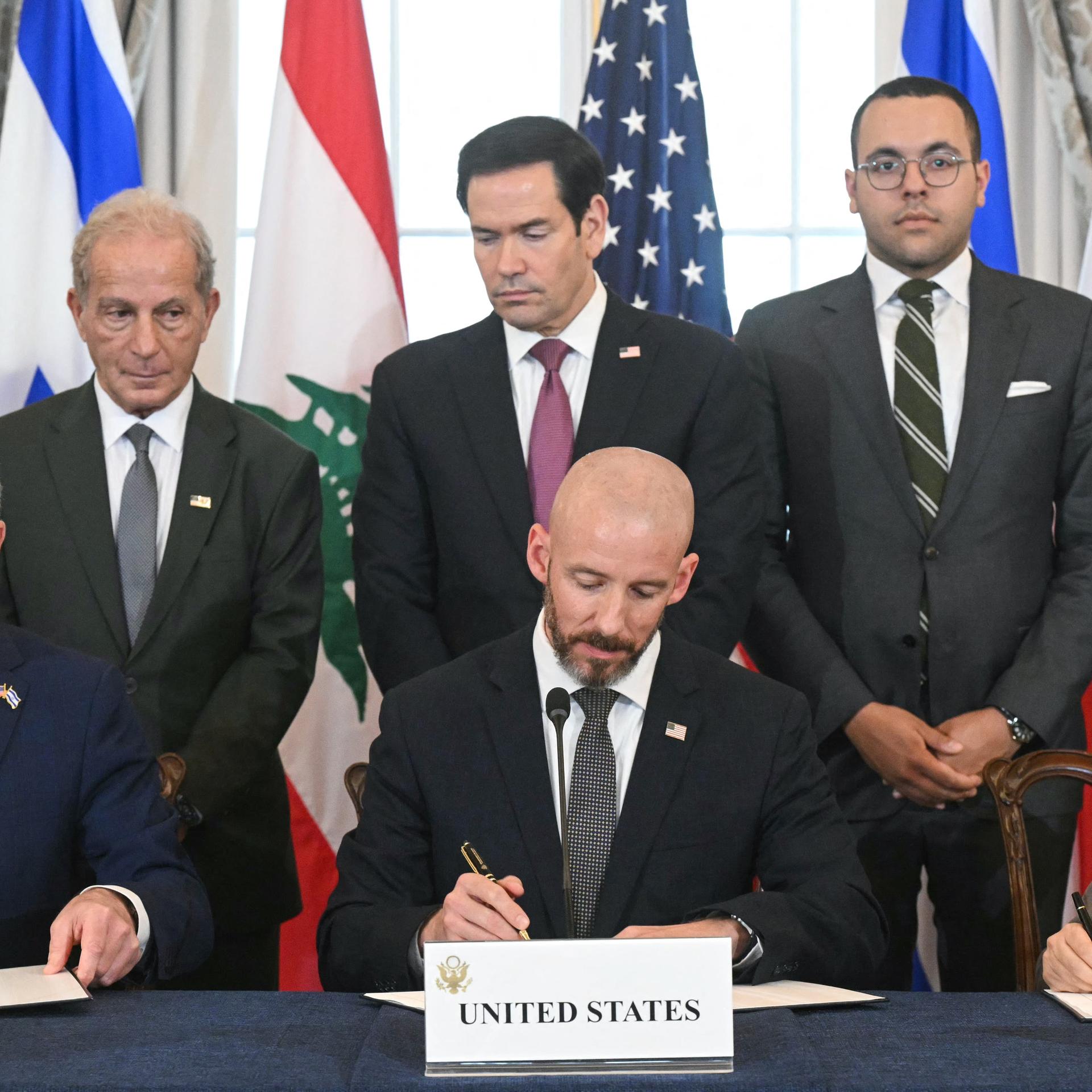 Die Botschafter von Israel und dem Libanon sowei der der Stabschef des US-Außenministeriums unterzeichnen ein Abkommen. 