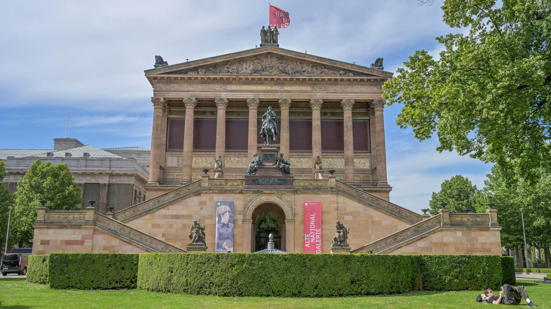 Aussenansicht der Alten Nationalgalerie auf der Museumsinsel in Berlin, Deutschland Aussenansicht der Alten Nationalgalerie auf der Museumsinsel in Berlin, Deutschland
