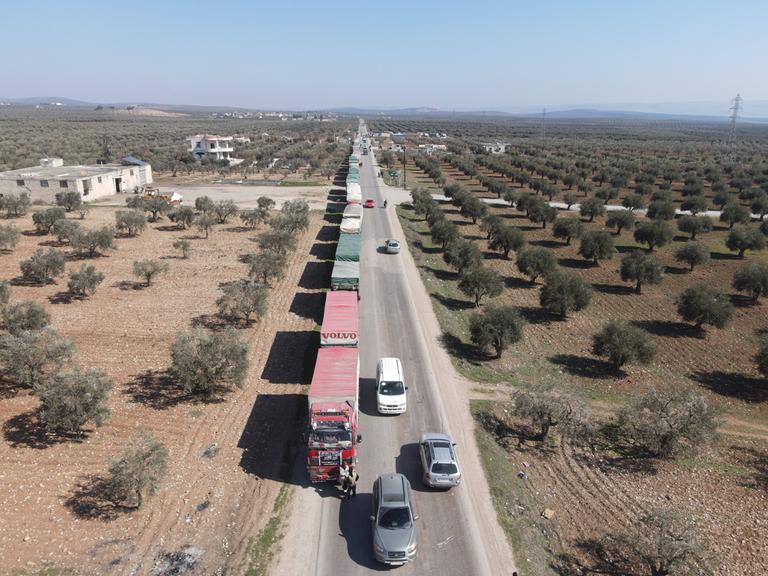 Turkey-Syria Earthquake-Humanitarian Aid A convoy of popular aid from the people of Deir ez-Zor is coming from the areas of SDF to the people affected by the earthquake in northwestern Syria , on February 15, 2023 aleppo Syria PUBLICATIONxNOTxINxFRA Copyright: xRamixAlsayedx originalFilename: alsayed-notitle230215_npr66.jpg