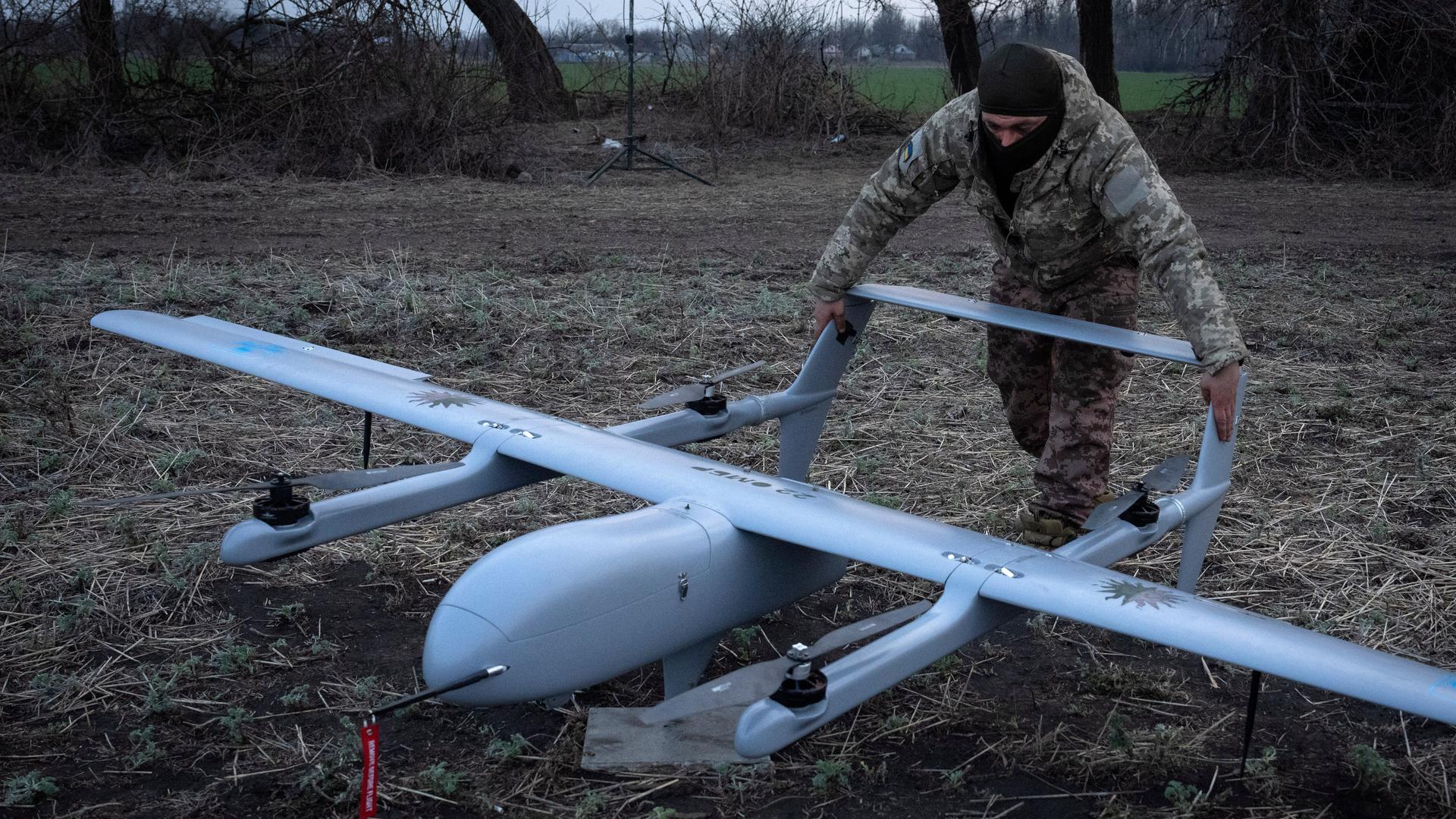 Ukraine, Bachmut: Ein ukrainischer Soldat der 22. mechanisierten Brigade bereitet den Start einer Mittelstrecken-Drohne Poseidon H10 an der Front in der Nähe von Bachmut in der Region Donezk vor.