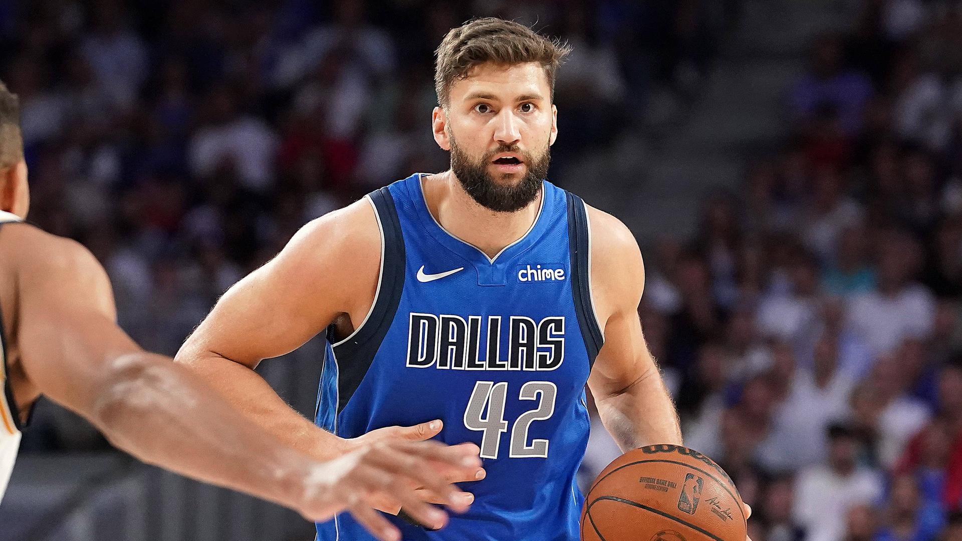 Zu sehen ist Maxi Kleber im Spiel mit dem Ball in der Hand. Zu sehen ist Maxi Kleber im Spiel mit dem Ball in der Hand.
