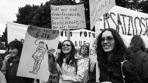 Frauen halten Schilder gegen den Abtreibungsparagraphen 218 auf einer Demonstration im Jahr 1973 in Bonn hoch.