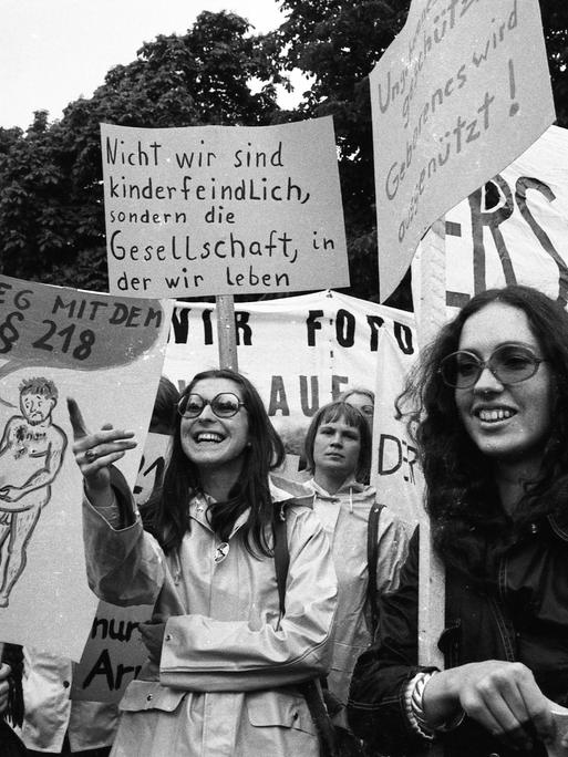 Frauen halten Schilder gegen den Abtreibungsparagraphen 218 auf einer Demonstration im Jahr 1973 in Bonn hoch.