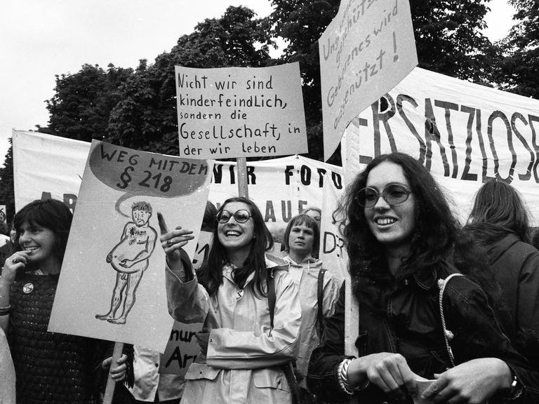 Frauen halten Schilder gegen den Abtreibungsparagraphen 218 auf einer Demonstration im Jahr 1973 in Bonn hoch.