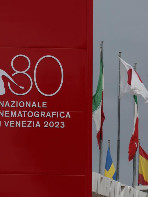 Fahnen und Logo des 80. Filmfestivals von Venedig