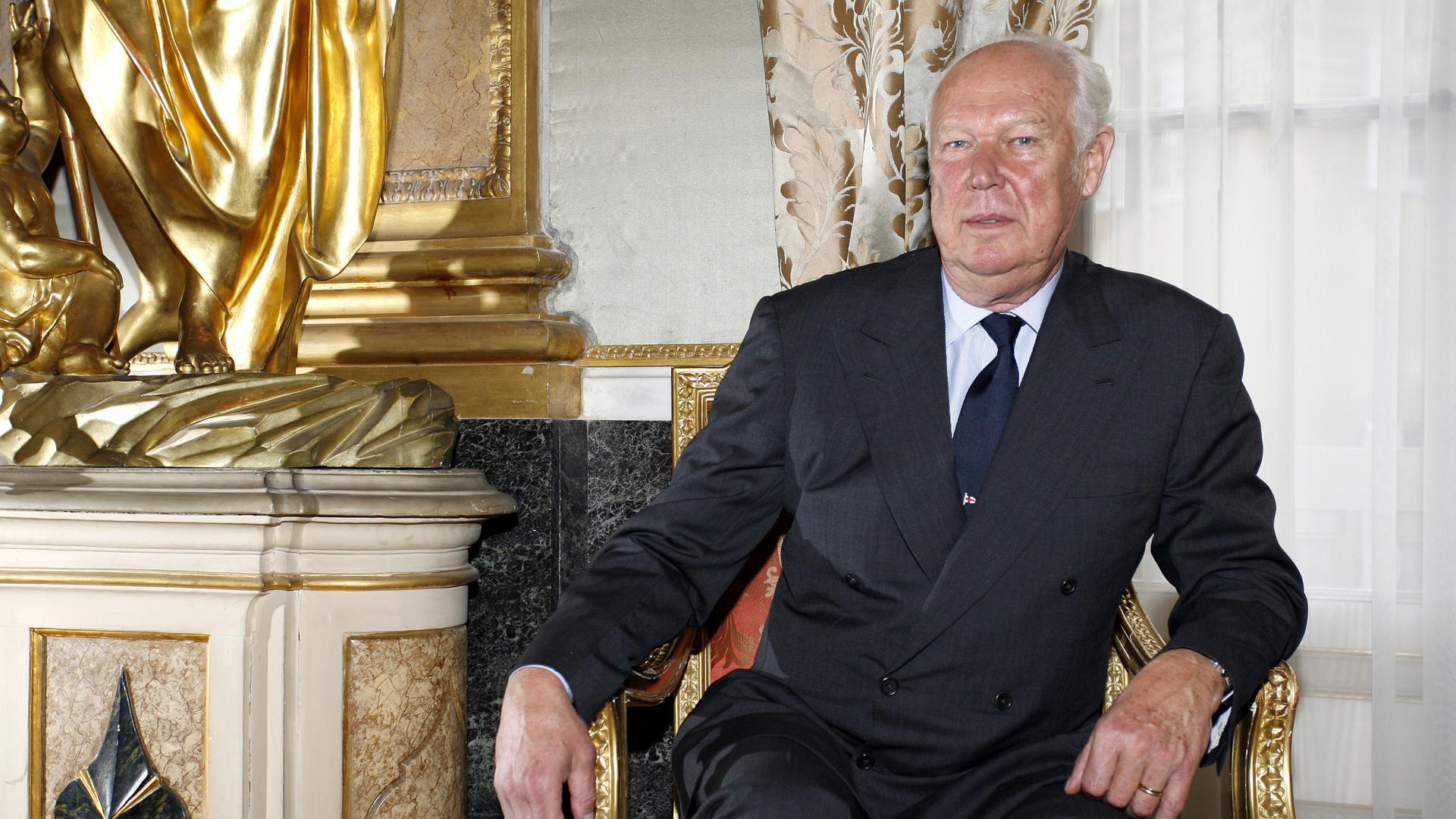 Victor Emanuel von Syvoyen im Jahr 2006. Er sitzt in einem goldenen Stuhl neben einer Säule.