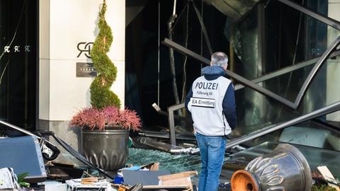 Ein Polizeibeamter begutachtet den Unglücksort, nachdem im Berliner Hotel Radisson Blue ein riesiges Aquarium geplatzt war. 