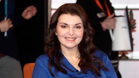 Natalya Nepomnyashcha lächelt in Richtung des Betrachters.