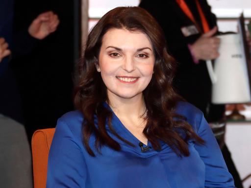 Natalya Nepomnyashcha lächelt in Richtung des Betrachters.
