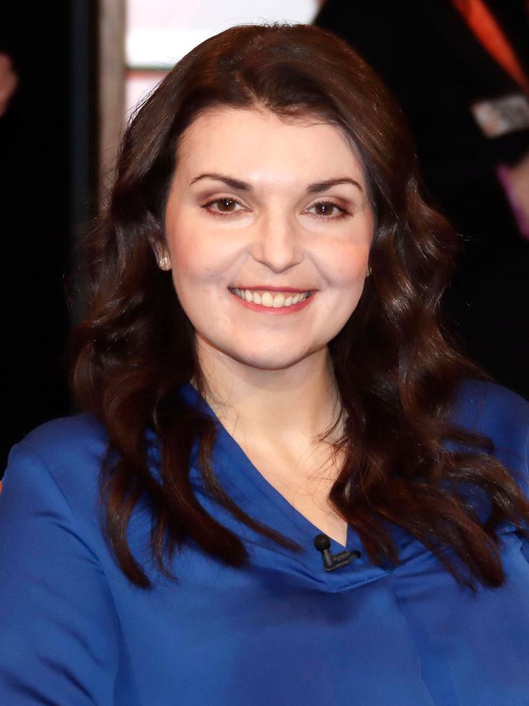 Natalya Nepomnyashcha lächelt in Richtung des Betrachters.