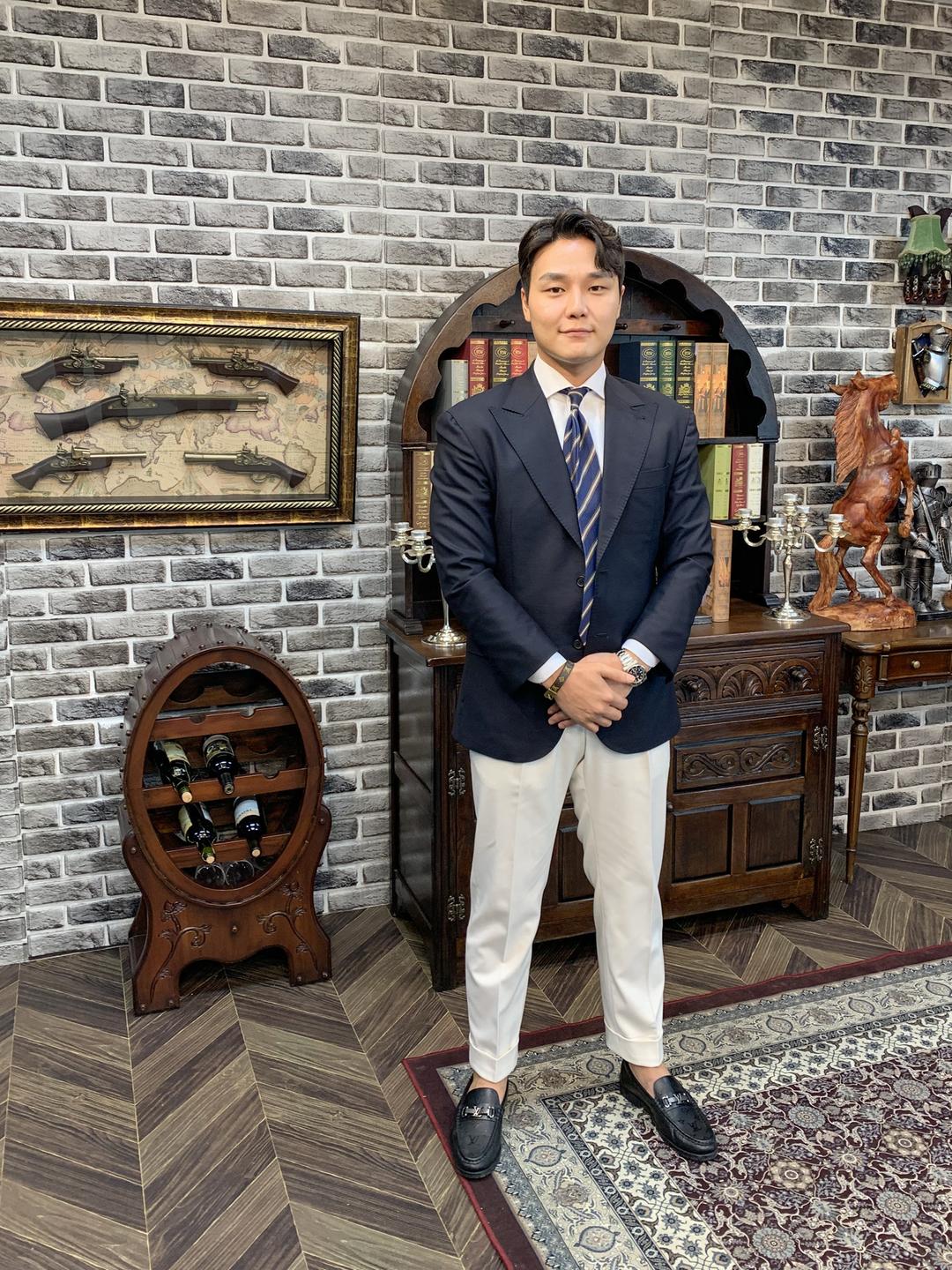 Bae Ingyu steht in seinem Büro mit alten Pistolen an der Wand und einem Grammophon im Hintergrund.