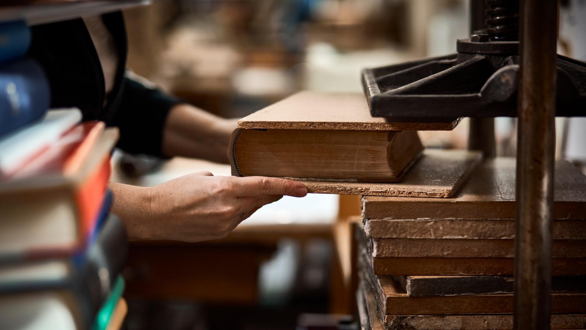 Ein Buchbilder bei der Arbeit Ein Buchbilder bei der Arbeit