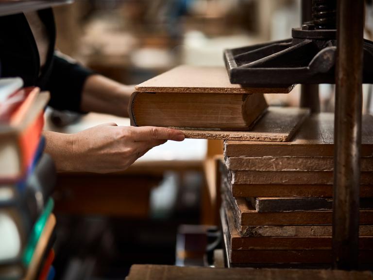 Ein Buchbilder bei der Arbeit 