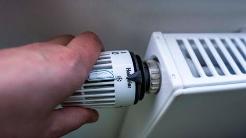 Der Drehknauf einer Heizung wird auf die Frostschutzposition eingestellt