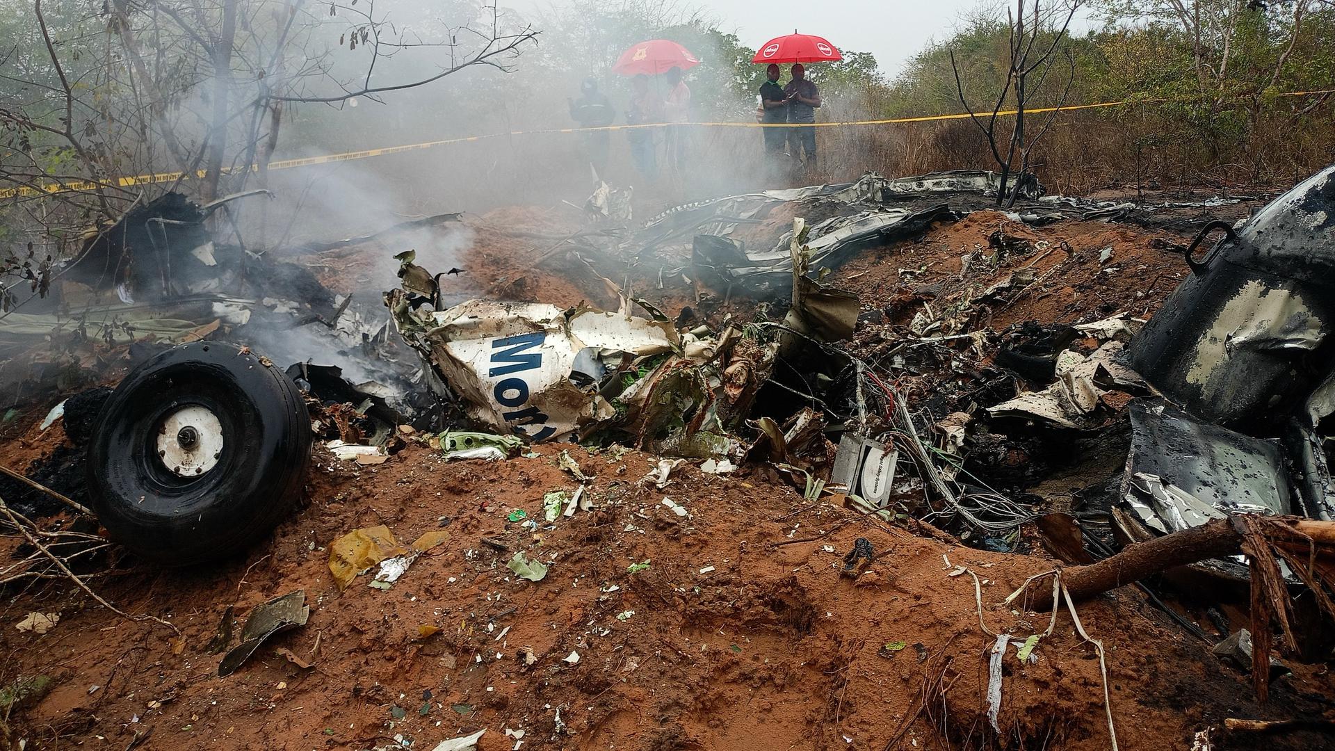 Kenia: Kenianische Beamte inspizieren die Absturzstelle eines Flugzeugs in der Nähe von Diani.