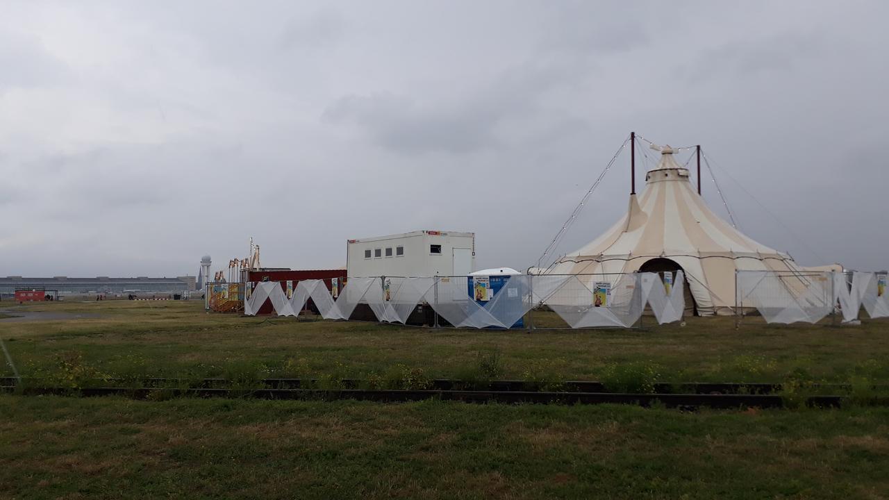 Zelt des Circus-Festivals Lite auf dem Tempelhofer Feld in Berlin
