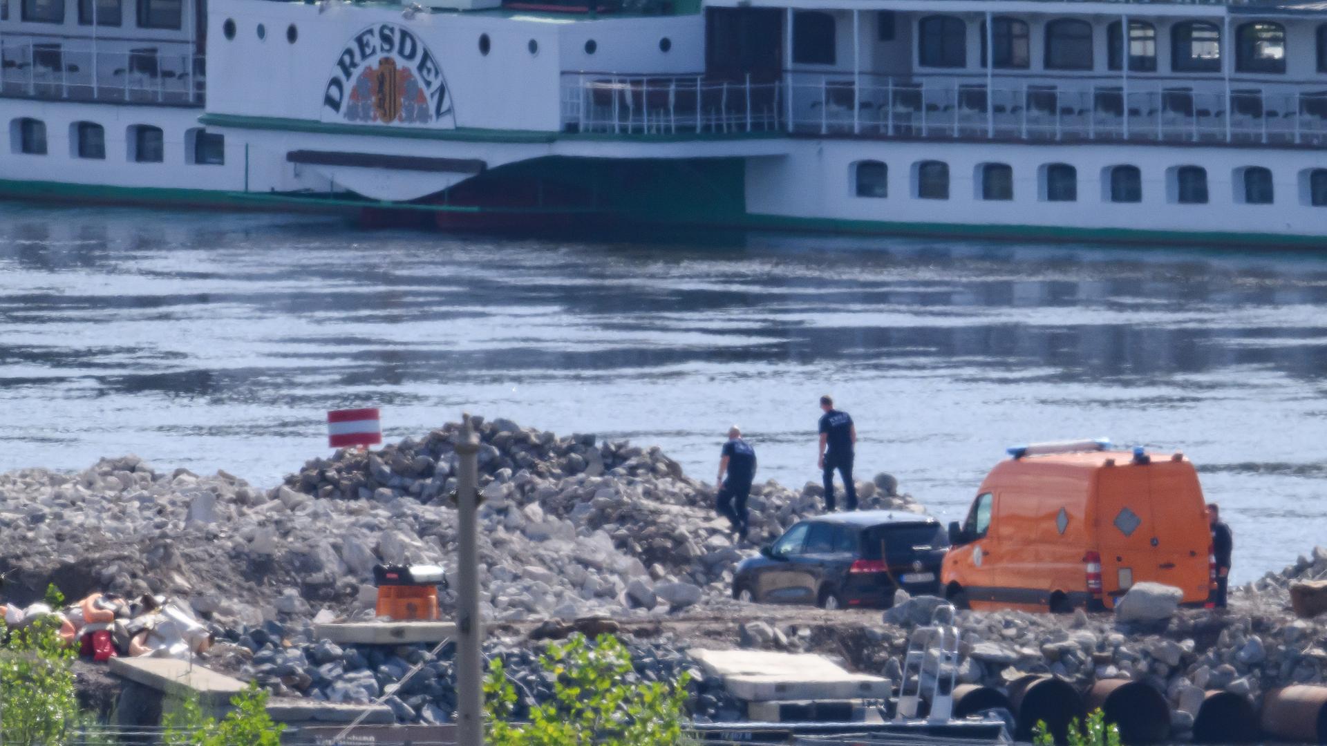Mitarbeiter der Kampfmittelbeseitigung Sachsen stehen am Fundort einer 250 Kilo schweren Weltkriegsbombe.