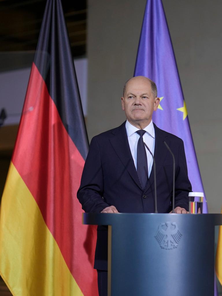 Bundeskanzler Scholz gibt ein Pressestatement vor dem Kanzleramt - er steht vor deutschen und europäischen Flaggen. 