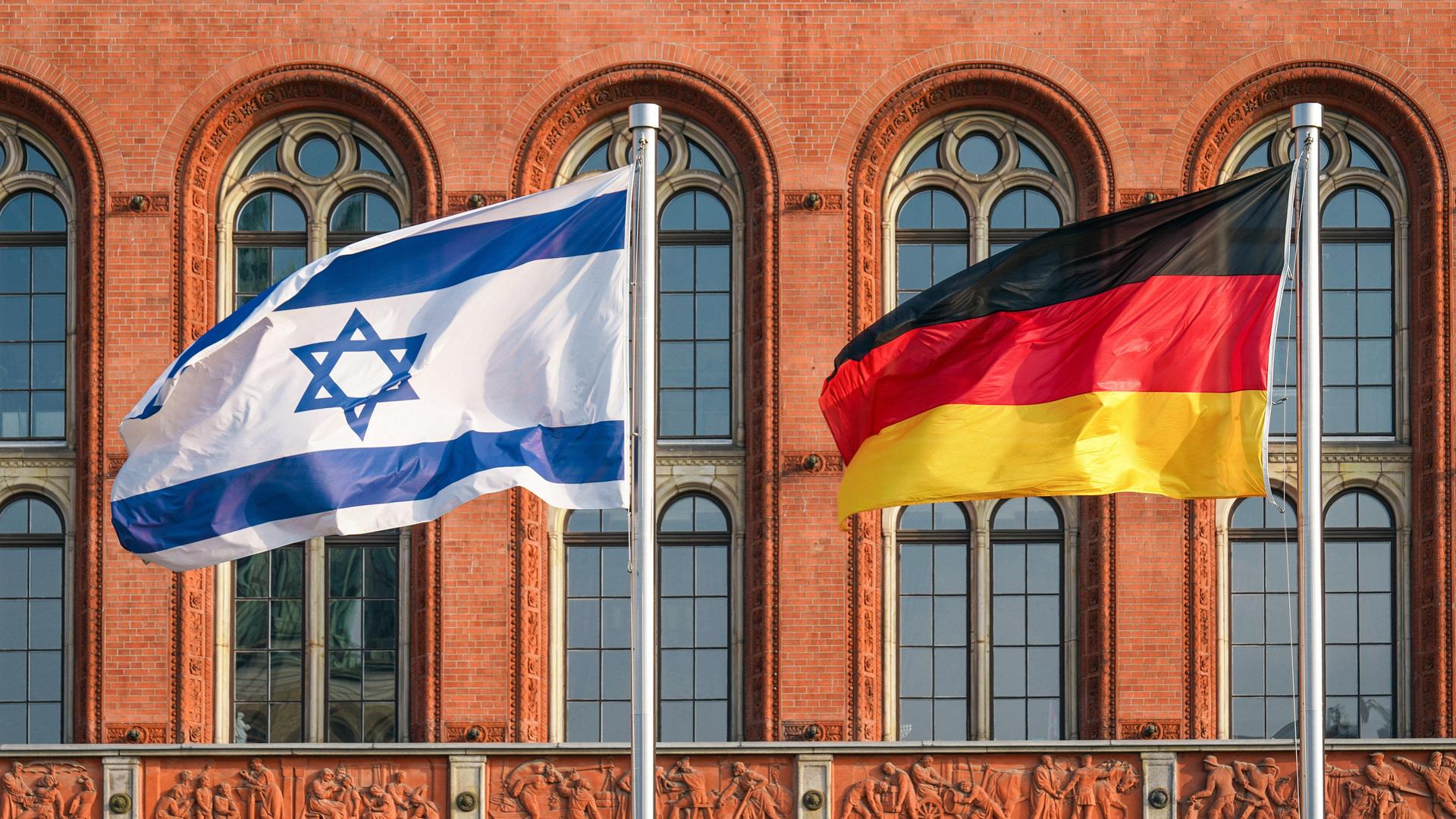 Israelische und Deutsche Flagge vor dem Roten Rathaus in Berlin Israelische und Deutsche Flagge vor dem Roten Rathaus in Berlin