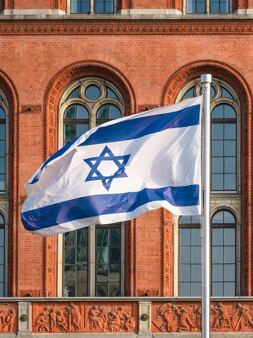 Israelische und Deutsche Flagge vor dem Roten Rathaus in Berlin