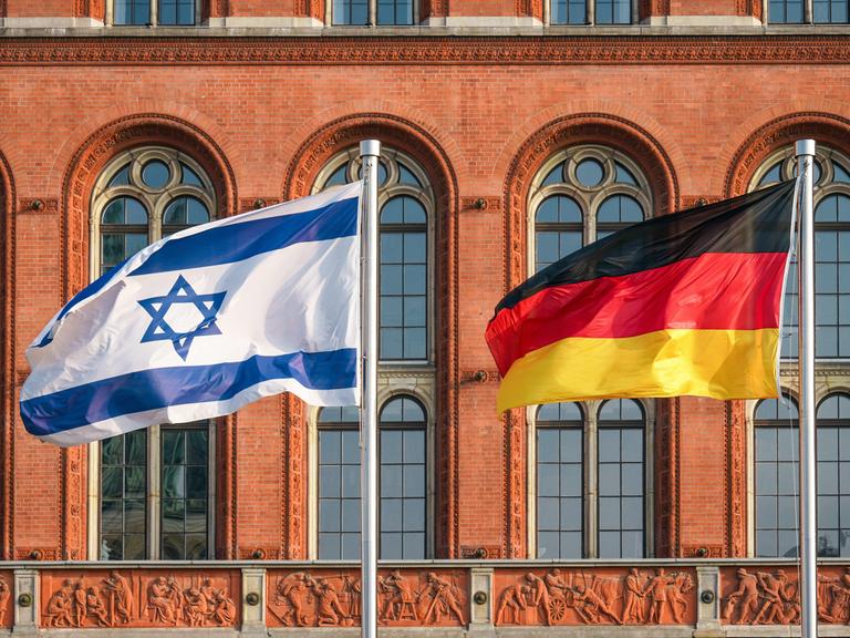 Israelische und Deutsche Flagge vor dem Roten Rathaus in Berlin