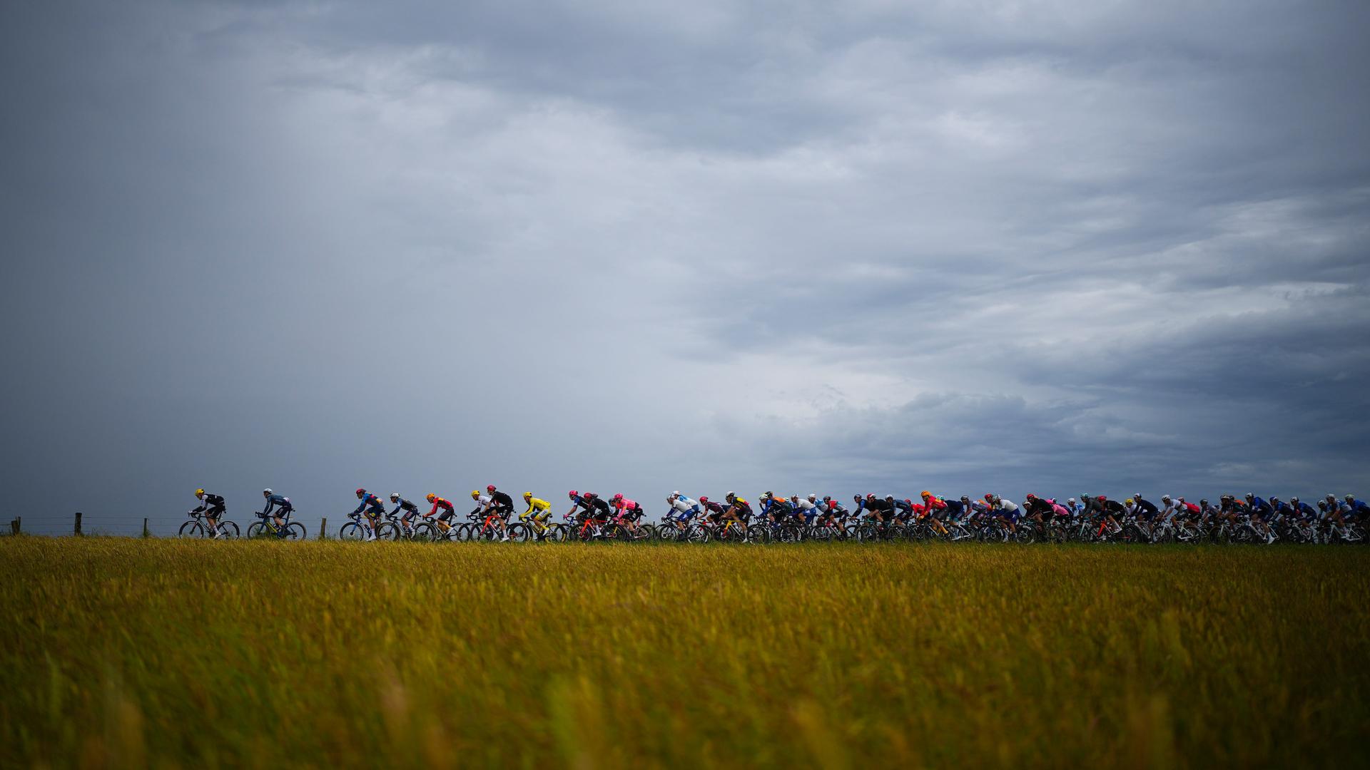 Die Fahrer der Tour de France auf einer Landstraße Die Fahrer der Tour de France auf einer Landstraße