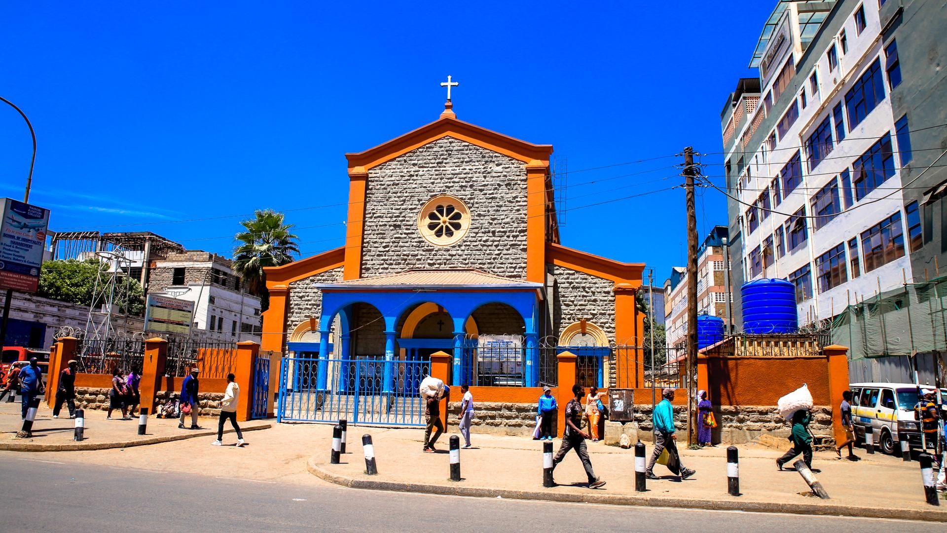 Fußgänger gehen an der St. Peters Clavers Catholic Church in der Uyoma Street im Central Business District in Nairobi vorbei.(Photo by Donwilson Odhiambo/SOPA Images/LightRocket via Getty Images)