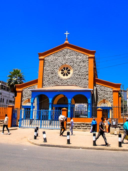Fußgänger gehen an der St. Peters Clavers Catholic Church in der Uyoma Street im Central Business District in Nairobi vorbei.(Photo by Donwilson Odhiambo/SOPA Images/LightRocket via Getty Images)