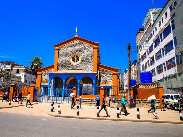 Fußgänger gehen an der St. Peters Clavers Catholic Church in der Uyoma Street im Central Business District in Nairobi vorbei.(Photo by Donwilson Odhiambo/SOPA Images/LightRocket via Getty Images)