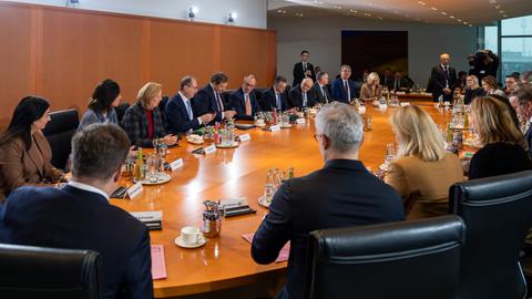 Bundeskanzler Friedrich Merz (M, CDU) eröffnet im Kanzleramt die Kabinettssitzung.