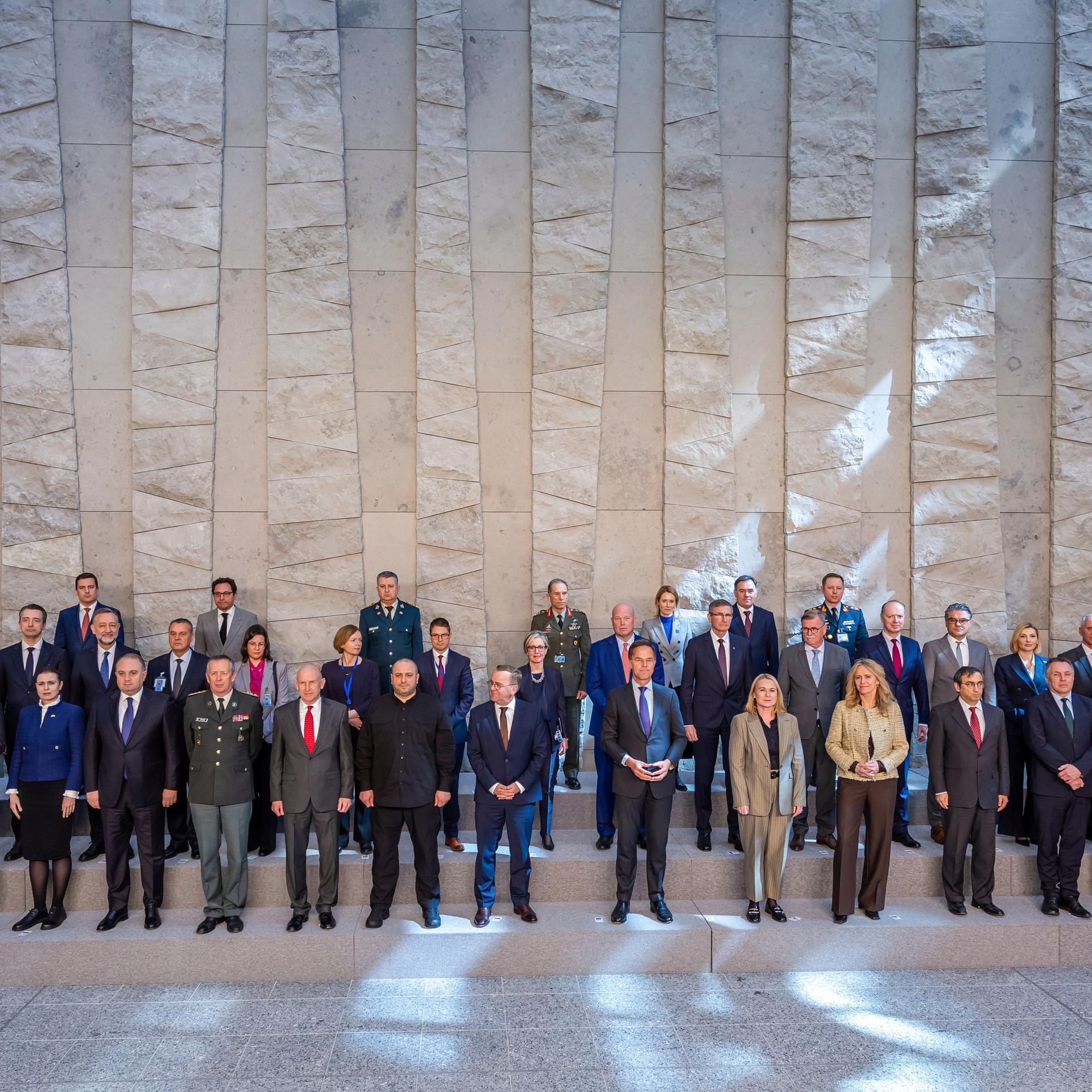 Ein Familienfoto während eines Treffens der internationalen Kontaktgruppe (UDCG) zur Koordinierung von militärischer Unterstützung für die Ukraine im Nato-Hauptquartier.