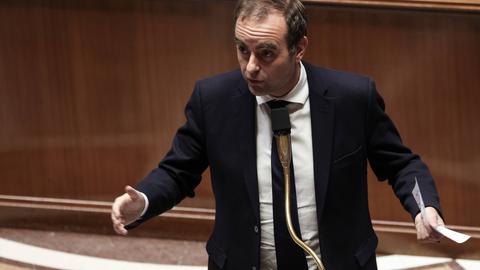 Frankreichs Premierminister Sebastien Lecornu steht am Rednerpult in der Französischen Nationalversammlung und spricht.